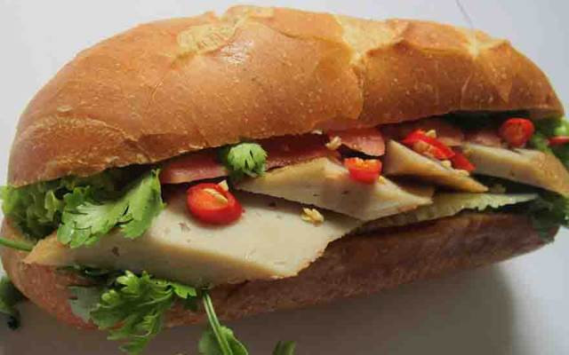 Ổ bánh mì của Bánh Mì Gia Truyền Đông Ba