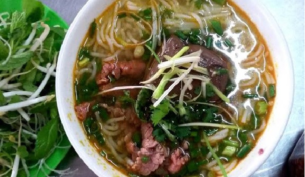 ﻿Bún bò bà Thủy có nước dùng rất ngon, đậm vị của sả và nấu với công thức riêng