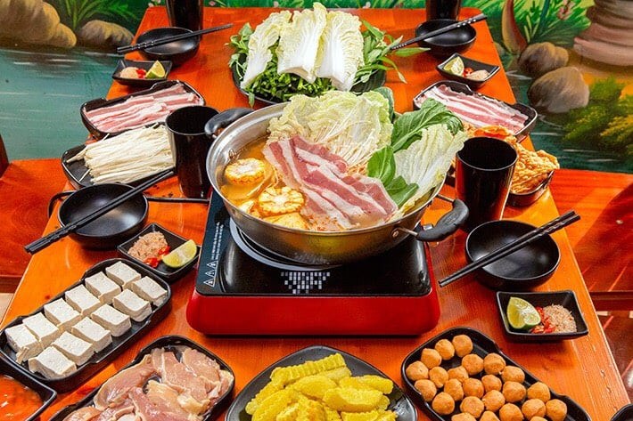 Quán lẩu này có giá vẻ buffet để bạn ăn thả ga mà không lo về giá