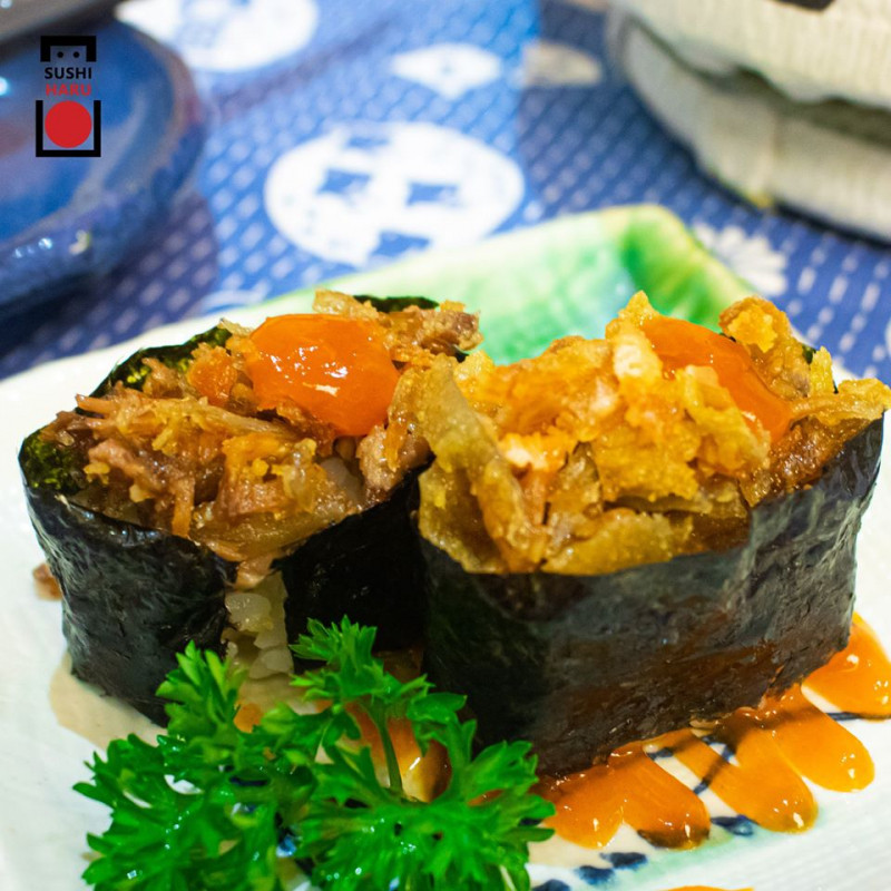 Gunkan- là một loại sushi mà cuộn cơm được bao bọc bởi rong biển kết hợp với nhiều thành phần nguyên liệu khác