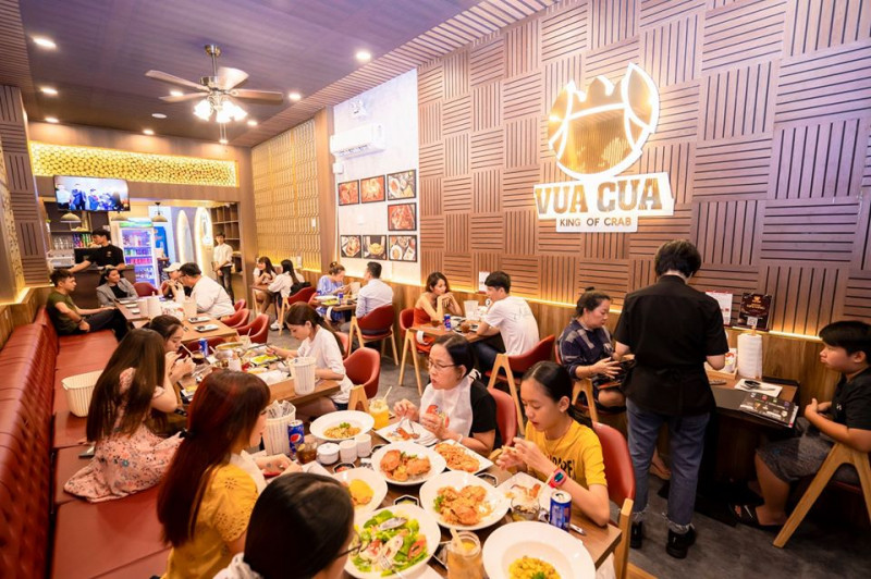 Cùng với đó là không gian ấm cúng, sự phục vụ chu đáo, tận tình, dễ hiểu vì sao mà giữa Sài Gòn đa sắc về ẩm thực, người ta vẫn tìm tới VUA CUA