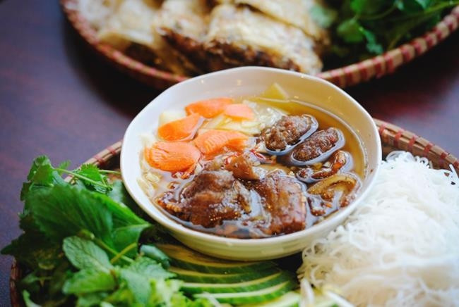 Bún Chả Hà Nội - Bún chả Hồ Gươm - Võ Văn Tần - là địa chỉ thân thuộc mang đậm ẩm thực Hà Thành trên đất Sài Gòn thân yêu.