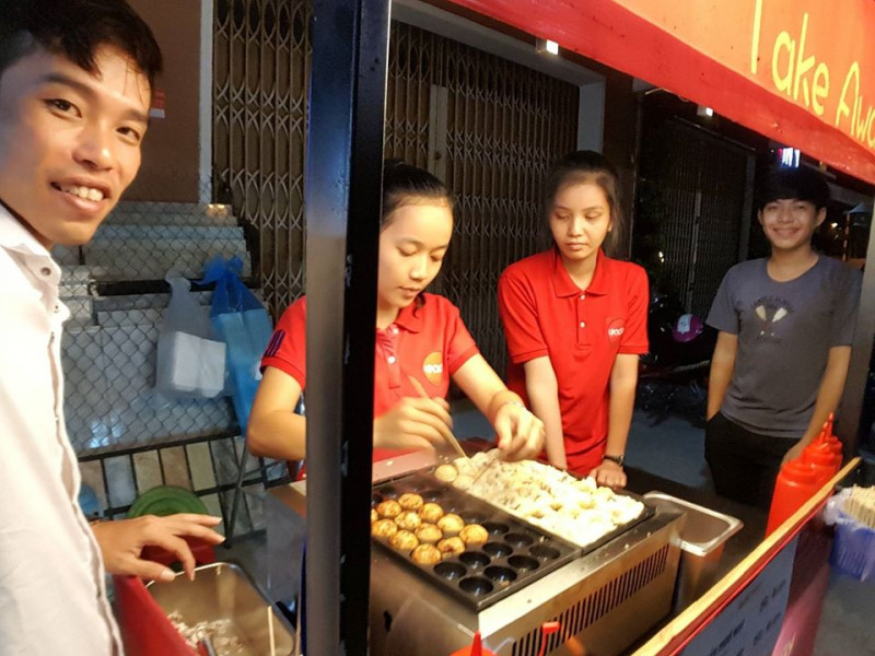 Đội ngũ nhân viên nhiệt tình của Tada - Bánh Takoyaki