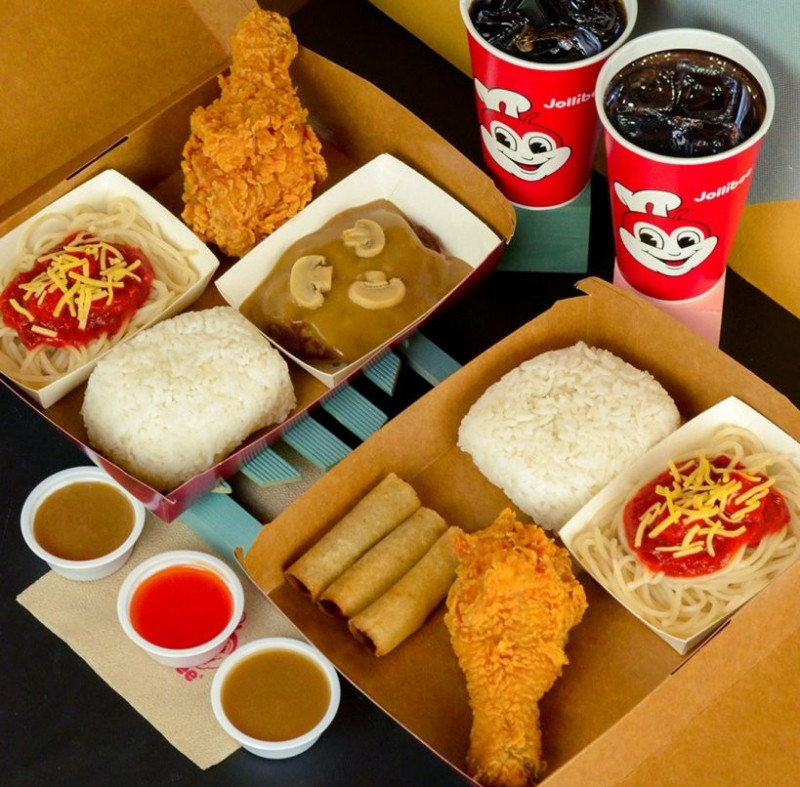 Thực đơn tại Jollibee vô cùng hấp dẫn và phong phú. Với rất nhiều combo khuyến mãi siêu tiết kiệm cho thực khách