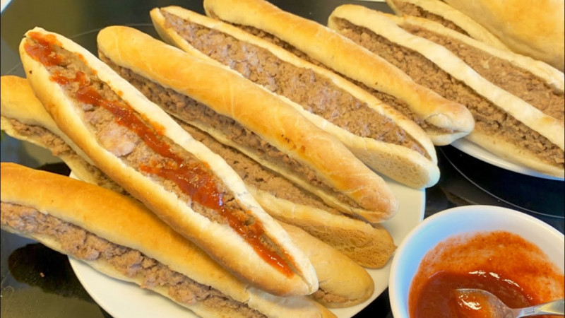 Ăn chơi vài ba cái bánh mì cay Hải Phòng, thêm cốc sữa đậu nành nóng hổi đủ là một bữa ăn no bụng ngon miệng.﻿