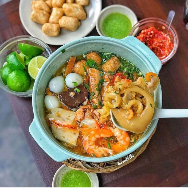 Nồi bánh canh đầy đặn topping