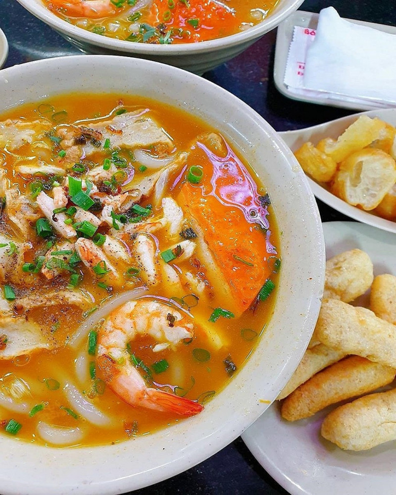 Bánh canh cua thu hút nhiều thực khách