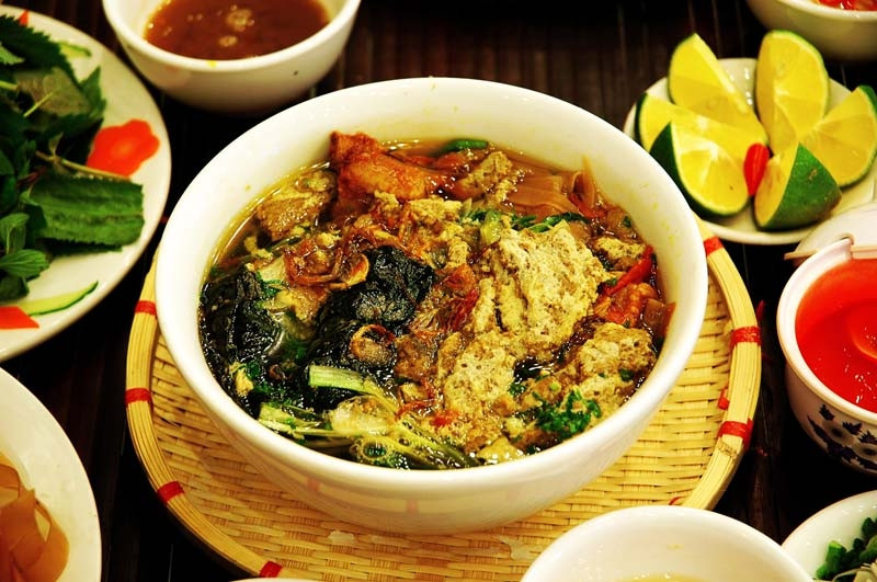 Quán Huyền Trang nổi tiếng với bánh đa cua ngon, quán còn có món bún cá cũng rất ngon