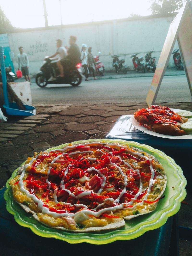 Bánh tráng nướng ngập mặt ở Tạ Quang Bửu