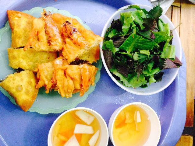 Hơn nữa, đã đến Nghĩa Tân thì không thể không thưởng trọn combo bánh tôm, bánh gối, đĩa nem tai, đĩa nộm bò và tráng miệng bằng bát tào phớ mát lạnh