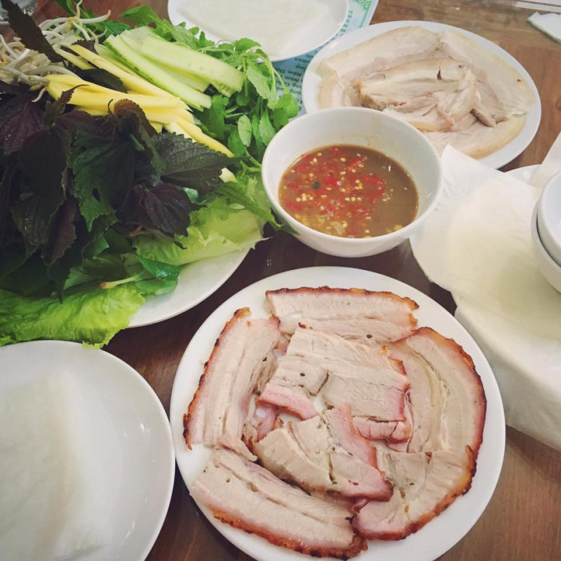 Quán ăn nhỏ với cái tên rất dễ thương “Duyên quán” là địa điểm nổi tiếng với món bánh cuốn thịt heo giữa long thành phố Huế