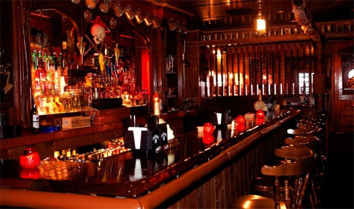 Quầy Bar được thiết kế bằng gỗ tạo cảm giác ấm cúng nhưng không kém phần sang trọng.