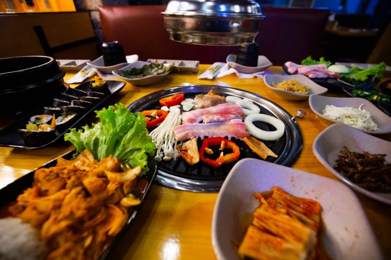 Đặc biệt với thực đơn phong phú, nhiều sự lựa chọn hấp dẫn thì đến BBQ GOGI Hàn Quốc no say rồi hãy về nhé.
