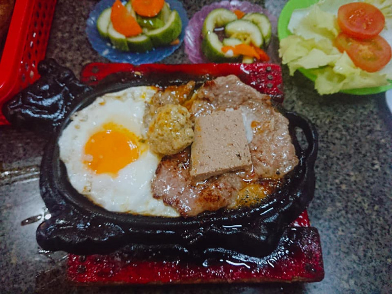 Quán Beefsteak Nam Sơn là một trong những quán bít tết Việt ngon nhất ở Sài Gòn bạn không thể bỏ qua