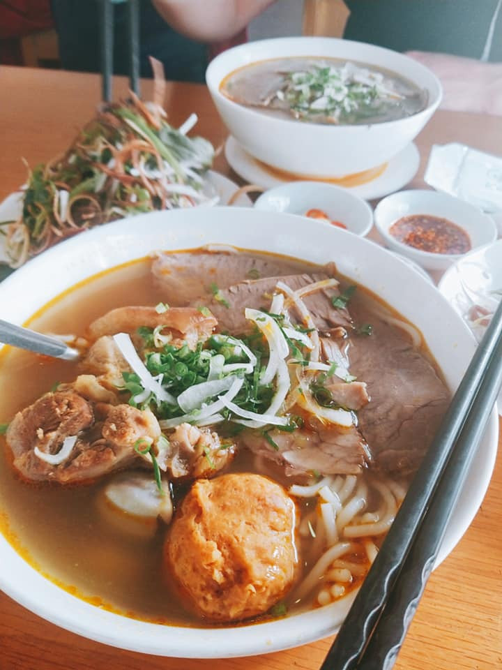 Bún bò Yến Hương Giang là một địa chỉ quen thuộc đối với những thực khách sành ăn tại Sài Gòn