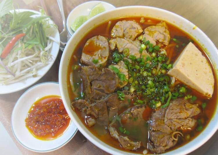 Bún bò ở đây được bán với có 3 size tô: nhỏ, lớn và tô Mẹ Mập đặc biệt