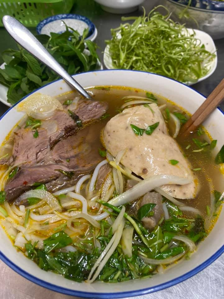 Bún bò ở đây được yêu thích bởi hương vị nước lèo đặc trưng đậm chất gốc Huế.