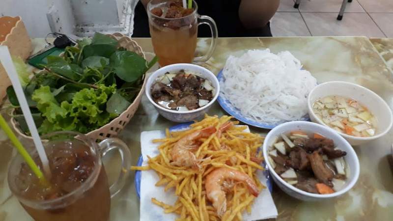 ﻿Nằm trong hẻm nhưng quán bún chả Hà Nội 26 đã và đang thu hút đông đảo thực khách đến mỗi ngày