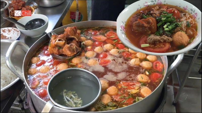 Bún riêu thơm ngon và đa dạng topping