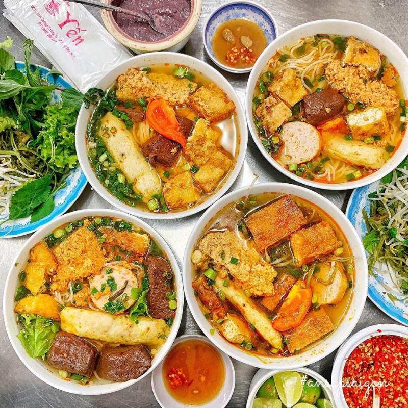 Tô bún hấp dẫn với đầy đủ topping như huyết, đậu chả cây chả lụa và riêu