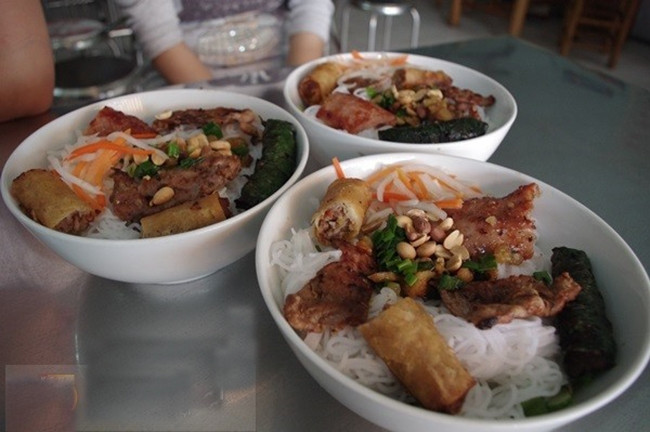 Quán bún thịt nướng Sáu Cận - Quán bún thịt nướng ngon nhất tại Sài Gòn