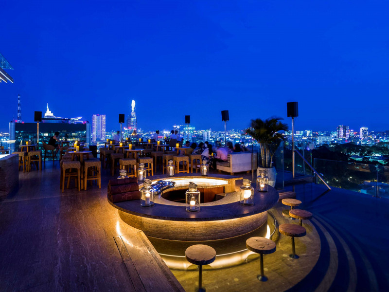 Rooftop Pool Bar – Hotel des Arts Saigon
