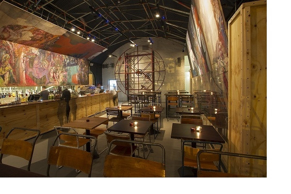 Bar Topolski là một loại hình kinh doanh kết hợp giữa quán cà phê, bar và phòng tranh