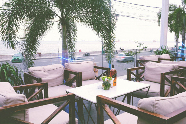 Gazebo Beach Front Lounge Cafe với view nhìn ra biển