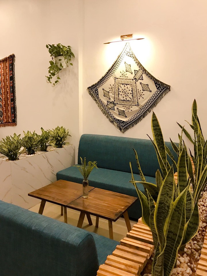 Vivu Cafe là điểm đến cho những bạn trẻ ưa sống ảo, bởi quán được decor tỉ mỉ đến từng chi tiết, bàn ghế, tranh treo tường đều toát lên vẻ đẹp tinh tế.