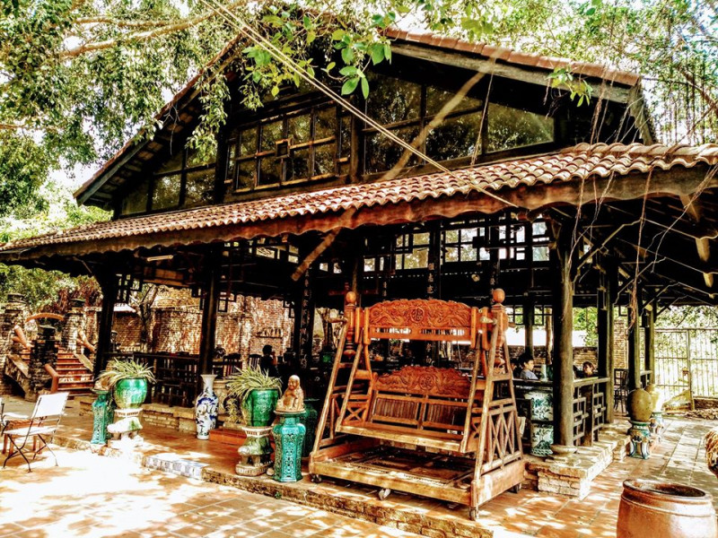 Cà phê Minh Quân tọa lạc ở số 195 đường Nguyễn Văn Linh phường 2 có ưu thế sở hữu khoảng không gian thoáng mát trong lành yên ắng, tách biệt với sự nhộn nhịp của phố phường