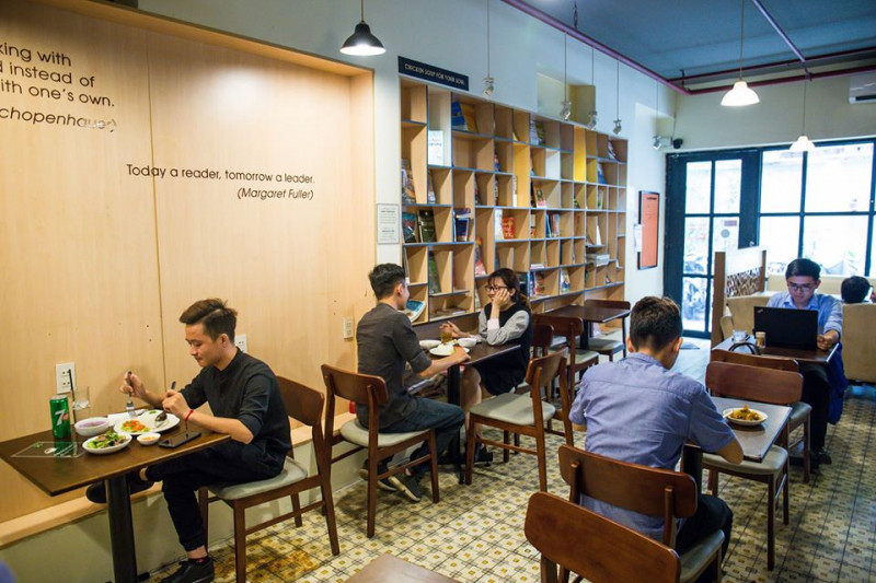 Đối tượng khách hàng chủ yếu của ﻿FYI Book Coffee là ﻿những người sành cà phê, nghiền sách và thèm có những phút giây yên tĩnh