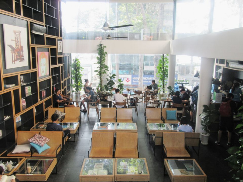 Không gian ngồi ở quán cà phê này được sắp xếp khá thoải mái, mỗi người đều có không gian riêng, bàn ghế rất đa dạng