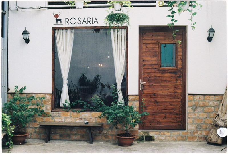 Rosaria Books & Coffee được biết đến là một quán có cà phê ngon và sách hay trong bầu không khí yên tĩnh ở đường Nguyễn Thị Mi﻿﻿nh Khai