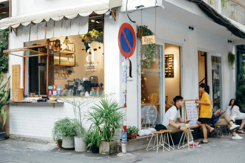 Quán À Cà Phê là một địa chỉ cà phê và bánh mì sở hữu không gian đẹp theo style Nhậ