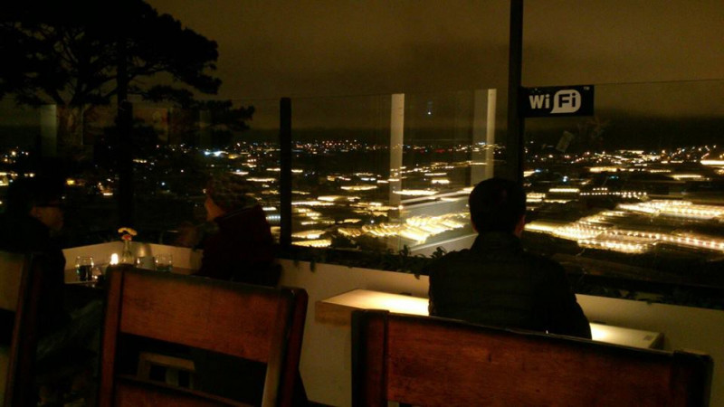 Ban đêm tại Panorama nhìn thành phố Đà Lạt lung linh ánh đèn