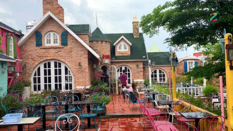 City House Cafe nằm tại khu dân cư yên tĩnh với khung cảnh xanh mát của đồi cỏ, hòa cùng dòng nước thơ mộng chữ S Việt Nam.