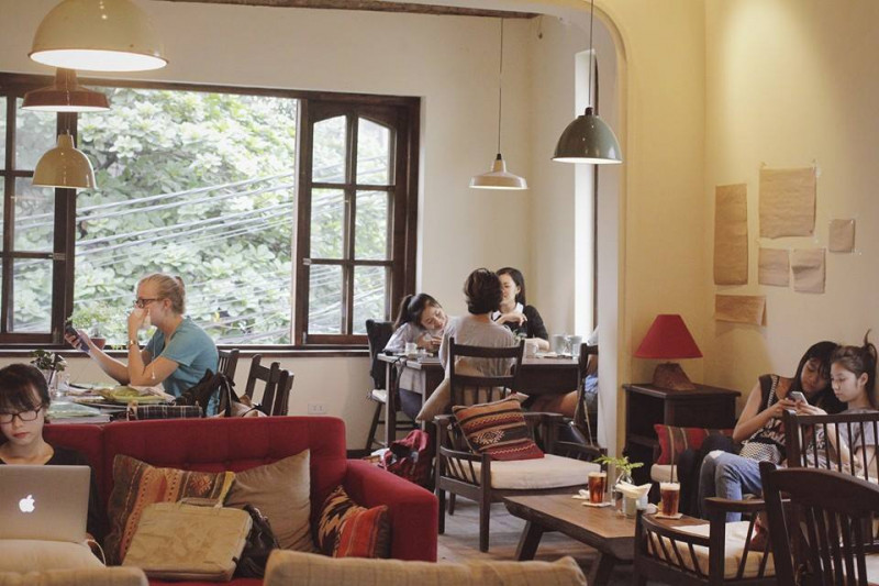 Xofa Cafe là nơi bạn có thể nghỉ ngơi, cũng là nơi bạn có thể cuộn tròn ôm gối trên xofa cảm nhận không khí khi Hà Nội trở gió.