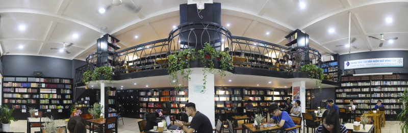 Toàn cảnh thư viện cà phê sách Đông Tây