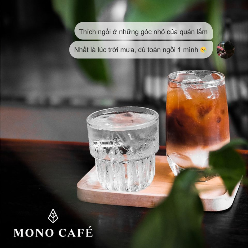 Mono Cafe chia thành nhiều khu vực trong đó khu vực tầng trệt và tầng lửng mang hơi hướng hiện đại, thích hợp cho các bạn thích không gian yên tĩnh để đọc sách, học tập và làm việc