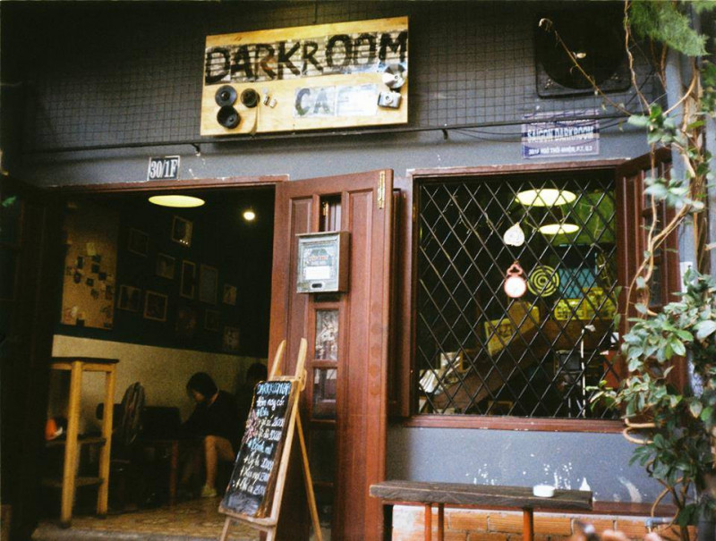Bên ngoài Darkroom Cafe