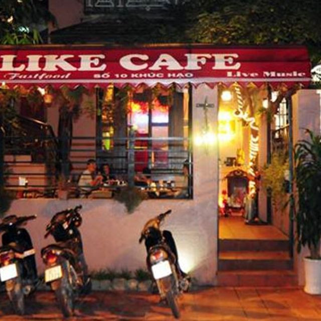 Like cafe nằm ngay trên con phố nhỏ Khúc Hạo