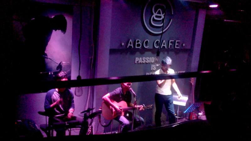 Các buổi biểu diễn acoustic ở ABC Café diễn ra dưới hình thức show nhạc.