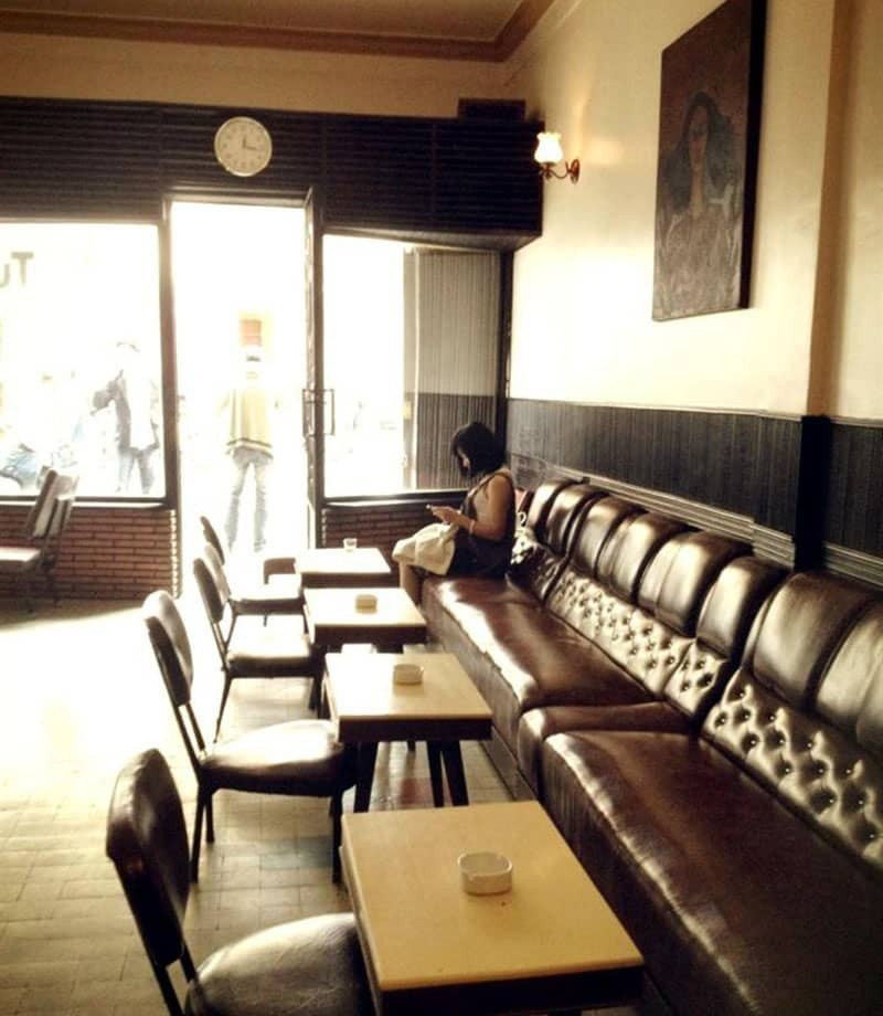 Cafe Tùng là một quán cafe đơn sơ, nhỏ nhắn với những chiếc bàn cũ kỹ, những bức tranh bạc màu,...