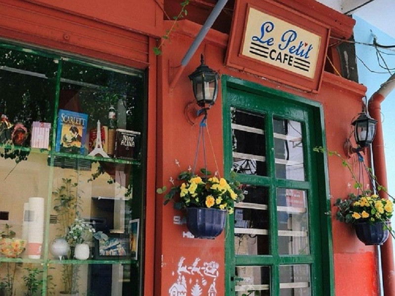 Nhìn từ bên ngoài quán, Le Petit Cafe giống y hệt môt căn nhà nhỏ dễ thương