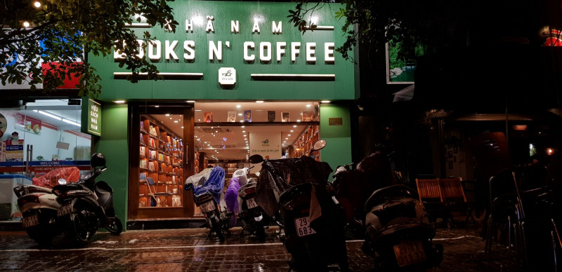 Nhã Nam Books N' Coffee vào một tối mưa