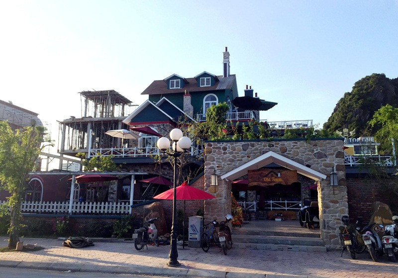 Cafe Old Town nằm ngay trung tâm thành phố, không gian rộng lớn trải dài dọc bờ biển. ﻿