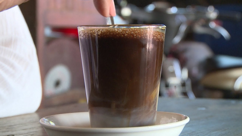 Tạo nên ly café thơm tự nhiên đã thành thương hiệu của Cà phê vợt Mười Ngầu