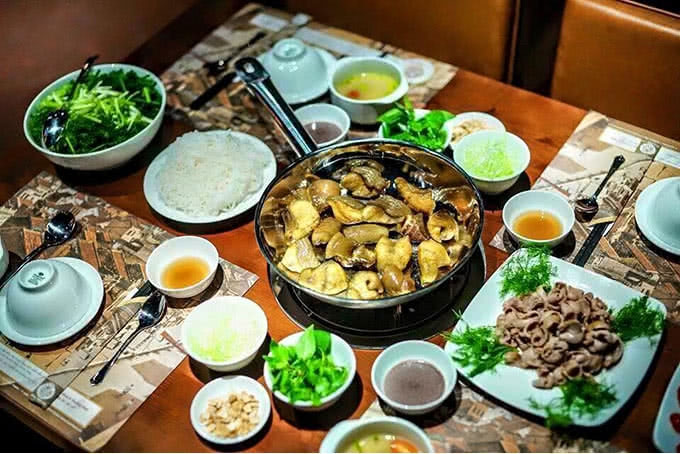Chân dung một bữa “đại tiệc” chả cá đúng chất Hà Thành tại Vua Chả Cá Nguyễn Thị Định