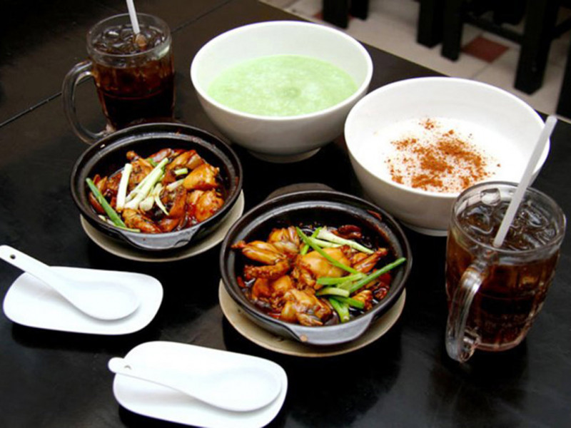 Cháo ếch quán Khang Thịnh được đánh giá là ngon vị đậm đà, thịt ếch chắc và ngọt được kho keo