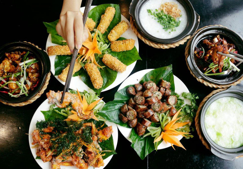 Mặc dù là quán mới mở xong cháo ếch Singapore 312 Thái Hà lại không lúc nào vắng khách, các bàn luôn chật kín, đủ để thấy chất lượng món ăn tại quán như thế nào.